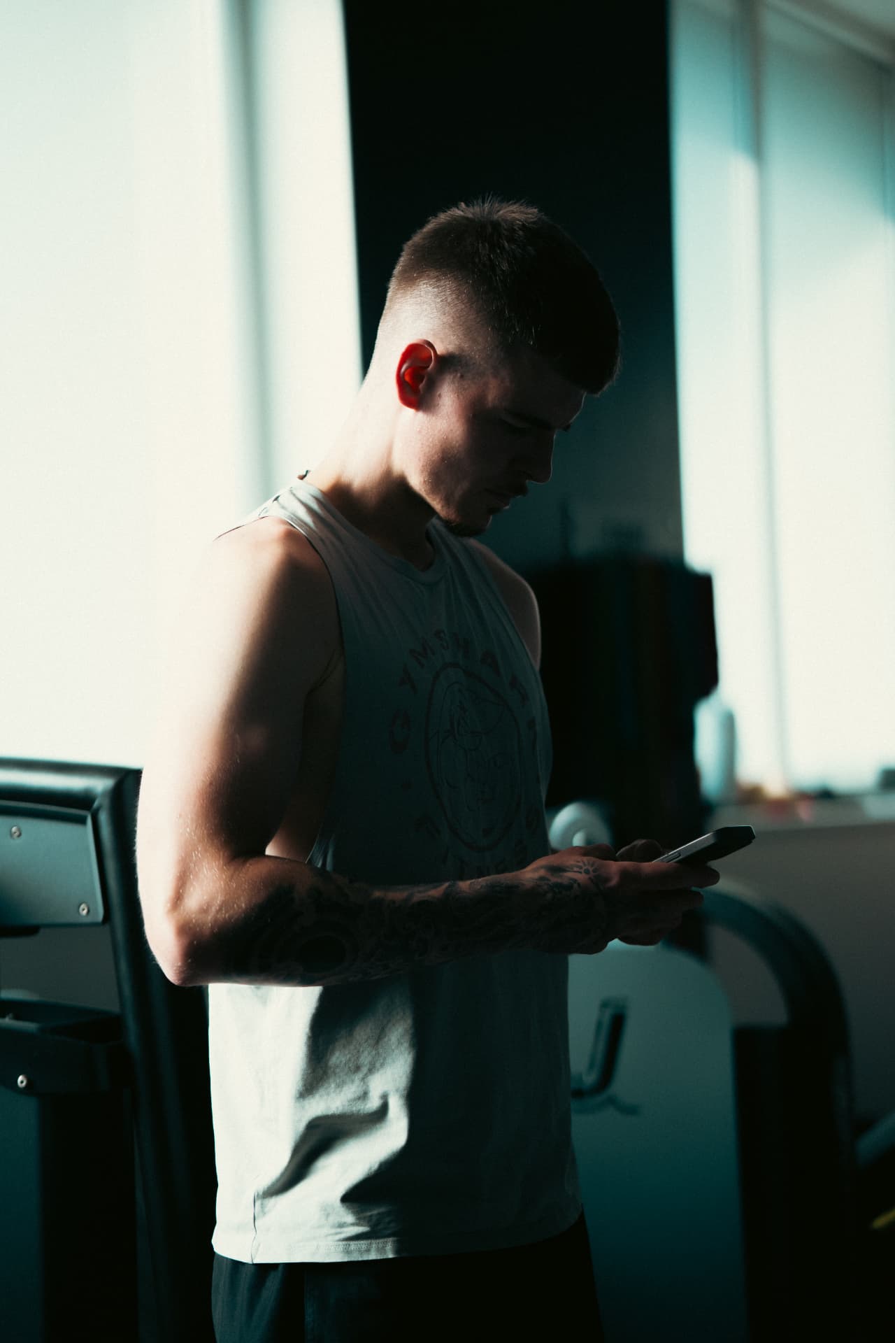 Andrej, personalni online trener, u teretani